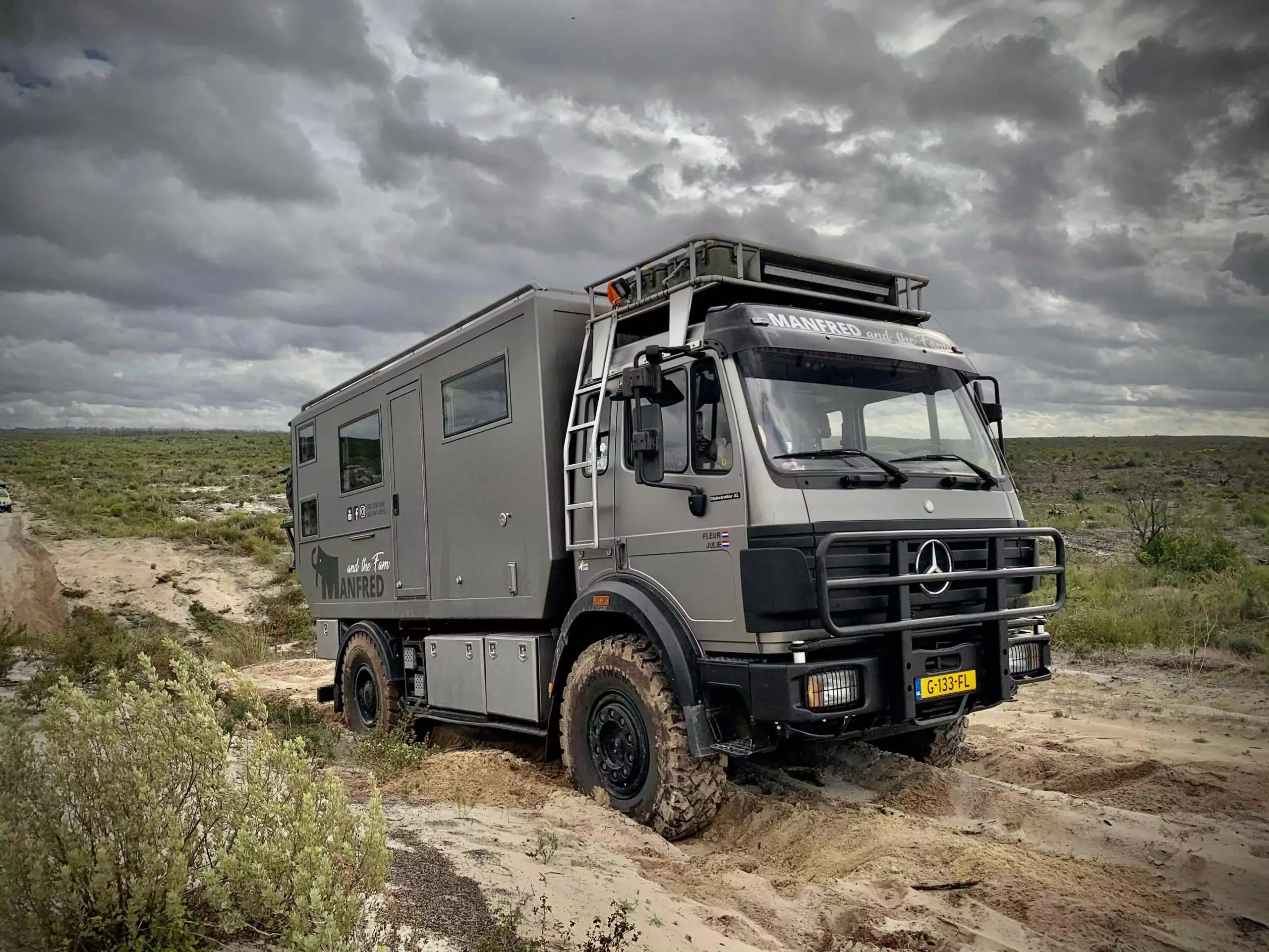 Vrachtwagen camper in zand